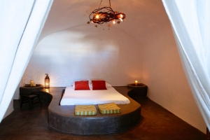 Master bedroom with traditional Cycladic decor at Mansion Kyani