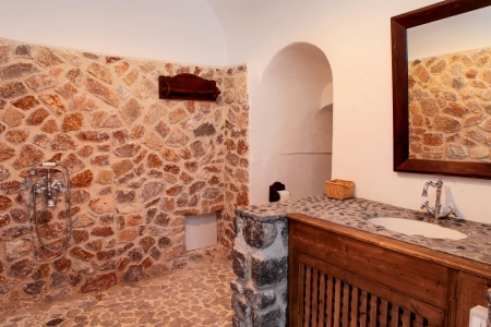bathroom of of Mansion kyani heritage villa in Megalochori Santorini